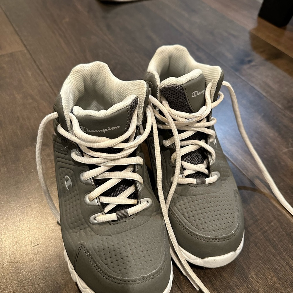 Boys champion basketball sneakers size 4.